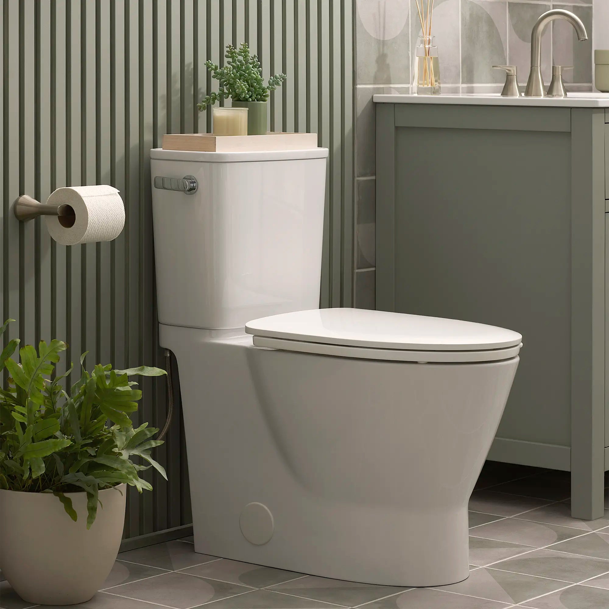 Portapapel Aspirations™ // BRUSHED NICKEL // 232002_Aspirations_EnvironmentCloseUp_252AA899.020_0001_Nov2023_CDNwebp_7486ea32-b08f-438b-a877-ff396b02f5a9.webp