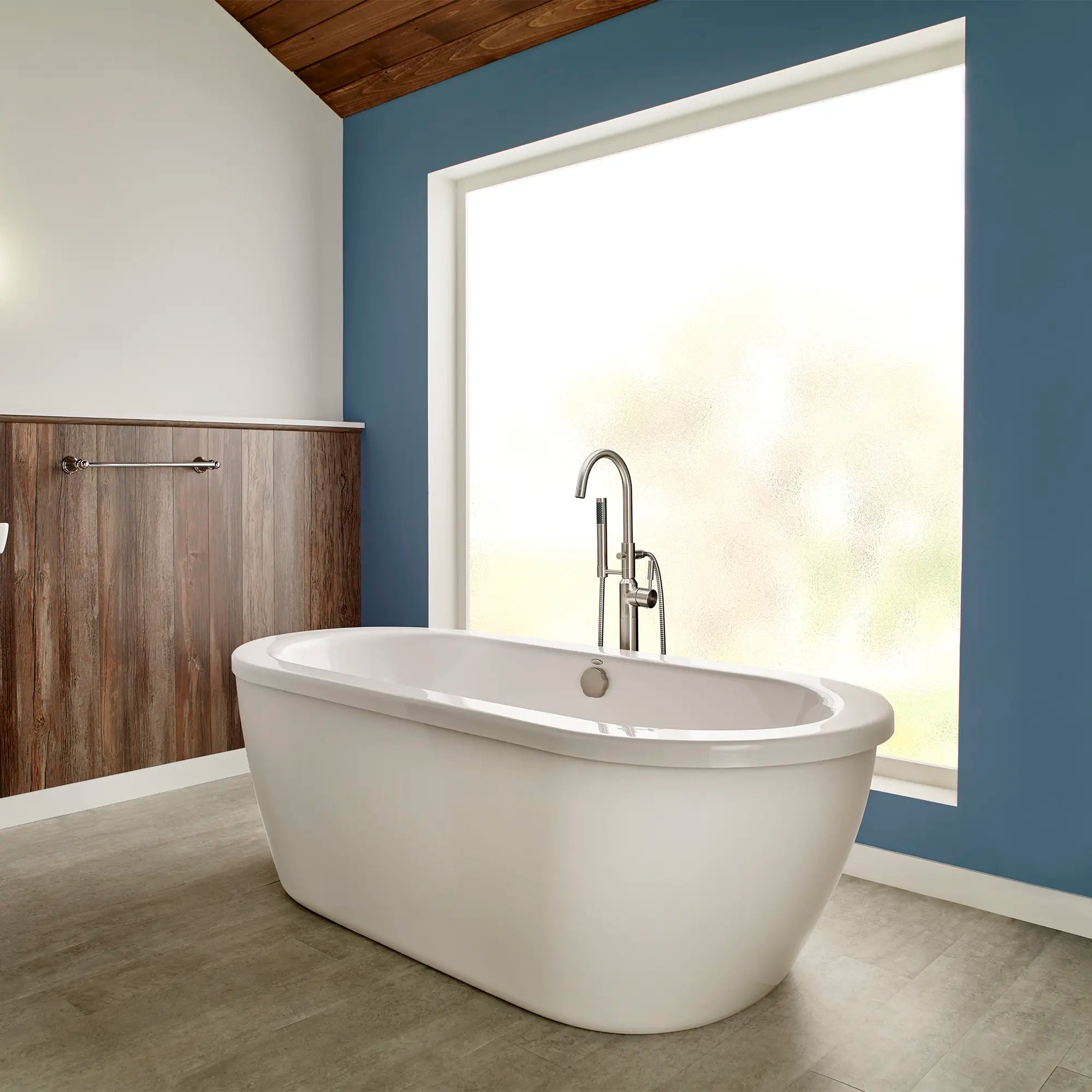 Tina Freestanding Cadet® de 1677 x 813 mm con mezcladora con válvula y desagüe en acabado cromo pulido // BLANCO ÁRTICO // 71242_B-2764014M202011_02_CDNwebp.webp