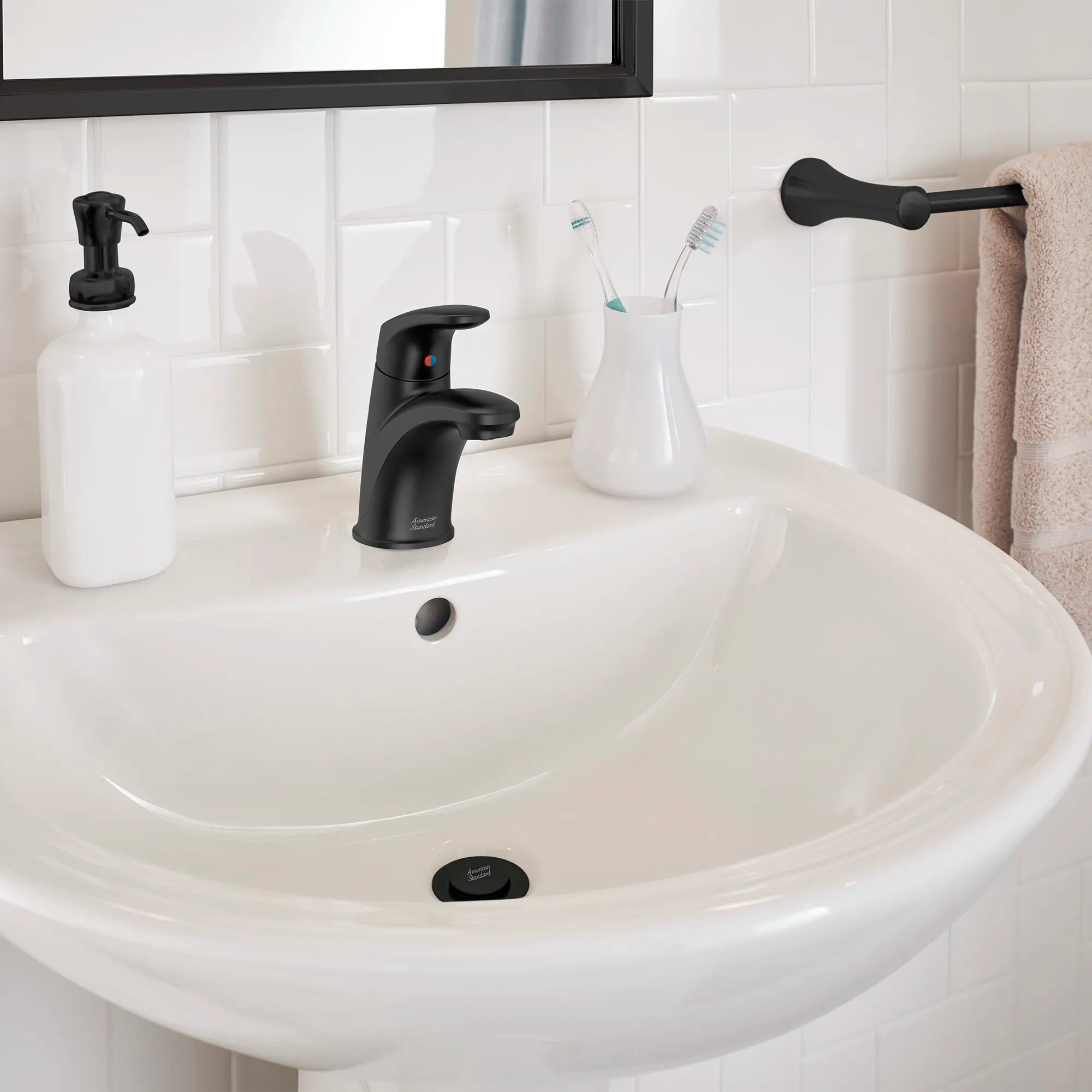Monomando para lavabo Colony® Pro // MATTE BLACK // 186663_ColonyPro_EnvironmentCloseUp_7075100.243_0001_Oct2023_CDNwebp.webp