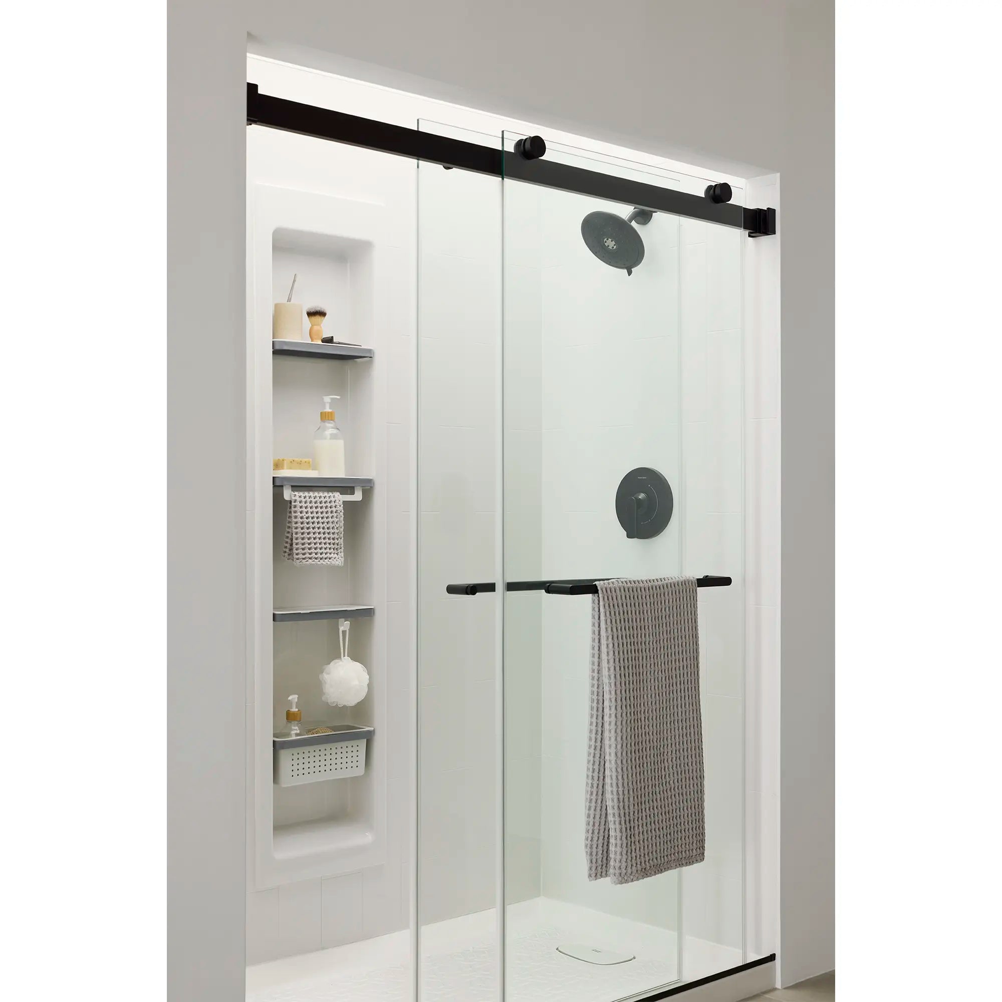 Kit de regadera Aspirations™ // SHOWER / NEGRO MATE // 231943_Aspirations_EnvironmentCloseUp_TU061507.243_AM00854400.243_A8019T-RHO.020_2951SWT32.020_7192000_7194000_0001_Nov2023_CDNwebp.webp