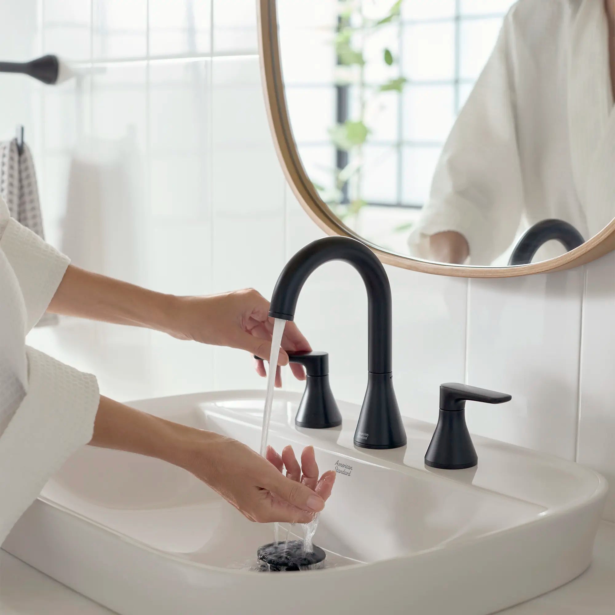 Duomando para lavabo Aspirations™ // NEGRO MATE // 231947_Aspirations_Lifestyle_7061801.243_1642008.020_0002_Nov2023_CDNwebp.webp