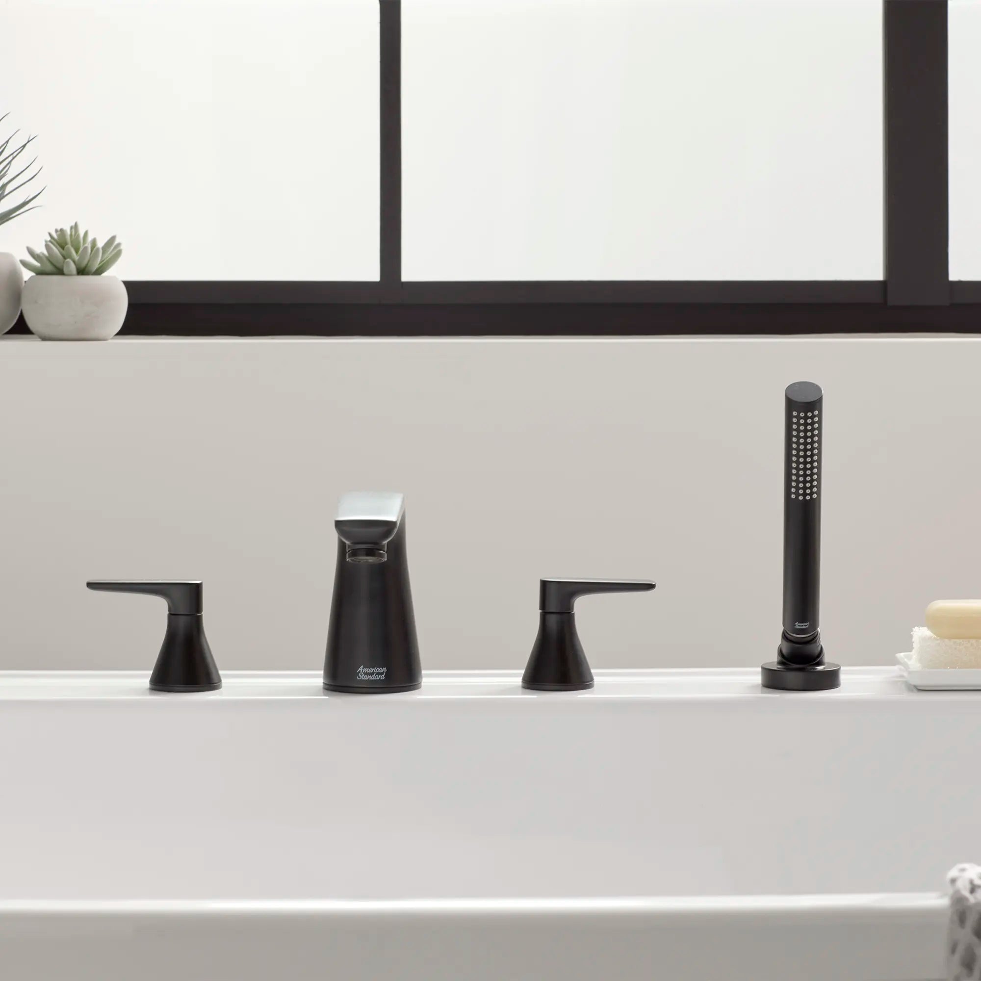 Duomando para tina Aspirations™ // NEGRO MATE // 231957_Aspirations_EnvironmentCloseUp_T061901.243_0002_Nov2023_CDNwebp.webp