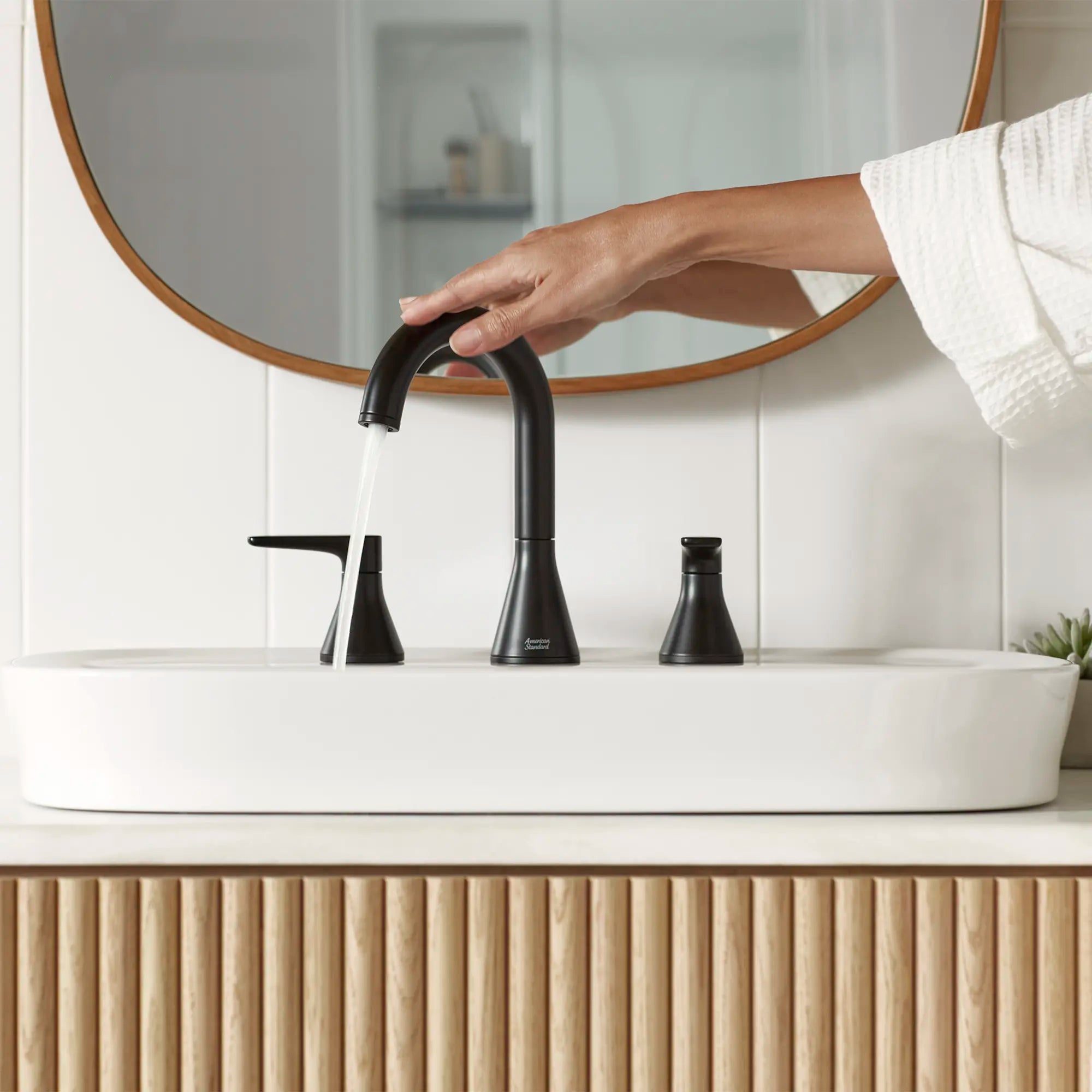 Duomando para lavabo Aspirations™ // NEGRO MATE // 231962_Aspirations_Lifestyle_7061801.243_1642008.020_0001_Nov2023_CDNwebp.webp
