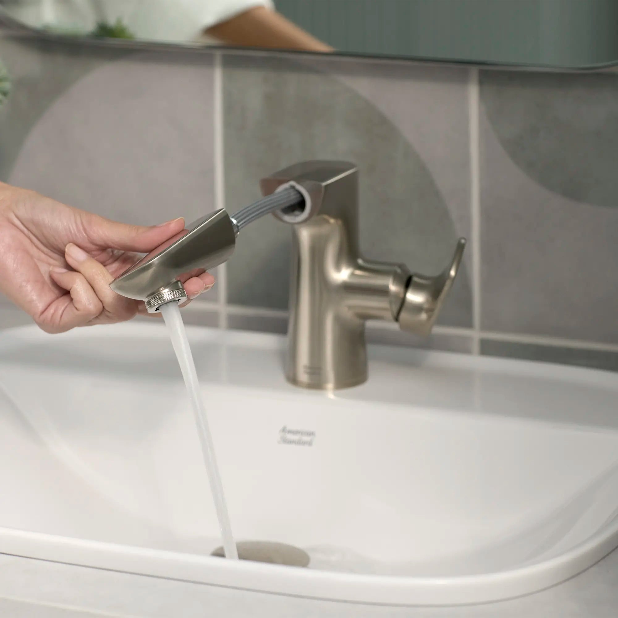 Monomando extraíble para lavabo Aspirations™ // BRUSHED NICKEL // 231979_Aspirations_Lifestyle_7061121.295_0001_Nov2023_CDNwebp.webp