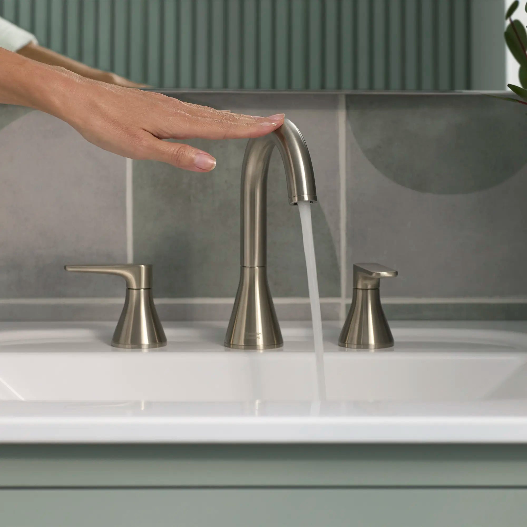 Duomando para lavabo Aspirations™ // BRUSHED NICKEL // 231980_Aspirations_Lifestyle_7061801.295_0001_Nov2023_CDNwebp.webp