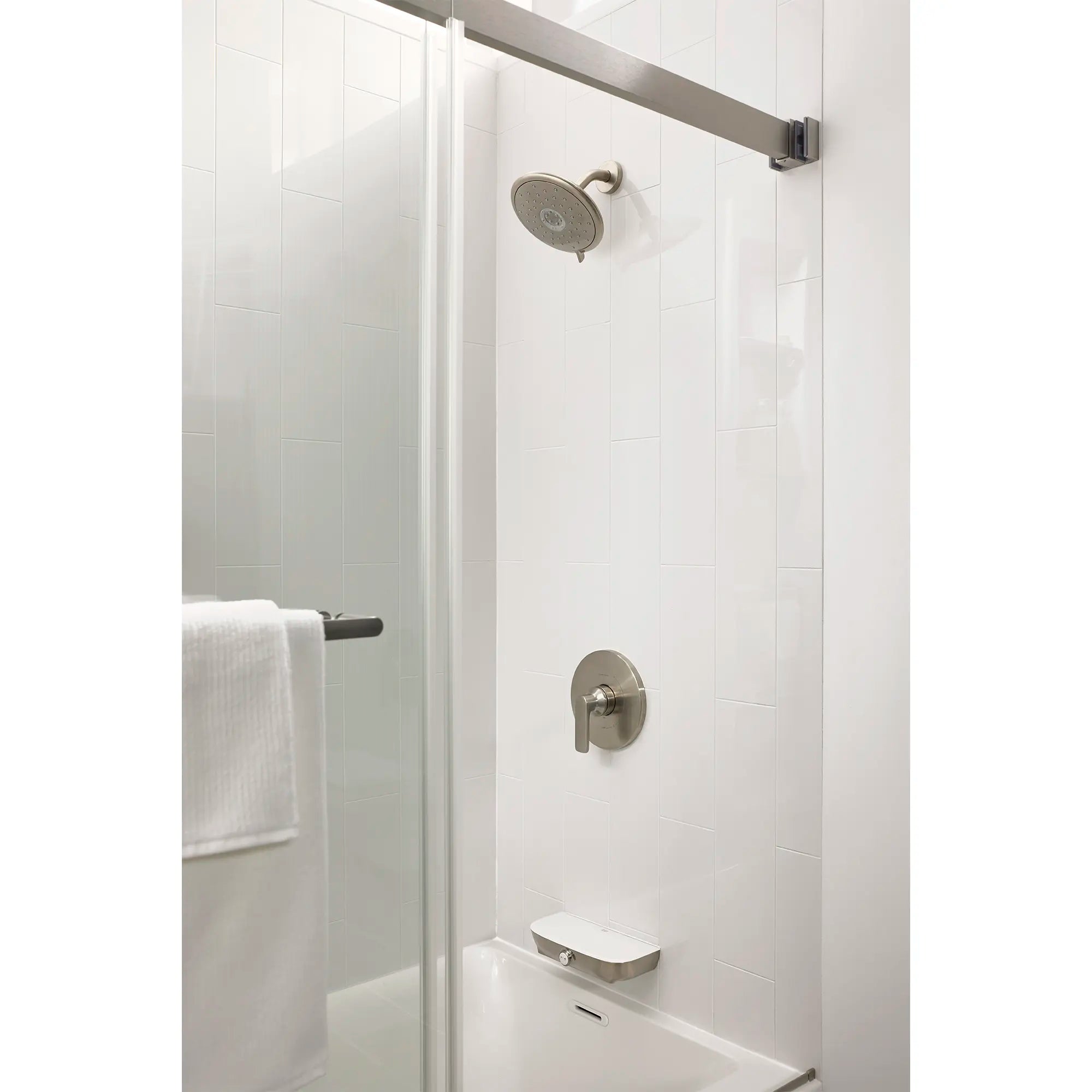 Kit de regadera Aspirations™ // SHOWER / BRUSHED NICKEL // 231995_Aspirations_EnvironmentCloseUp_TU061507.295_8888116.295_2952BWT32.020_0001_Nov2023_CDNwebp.webp