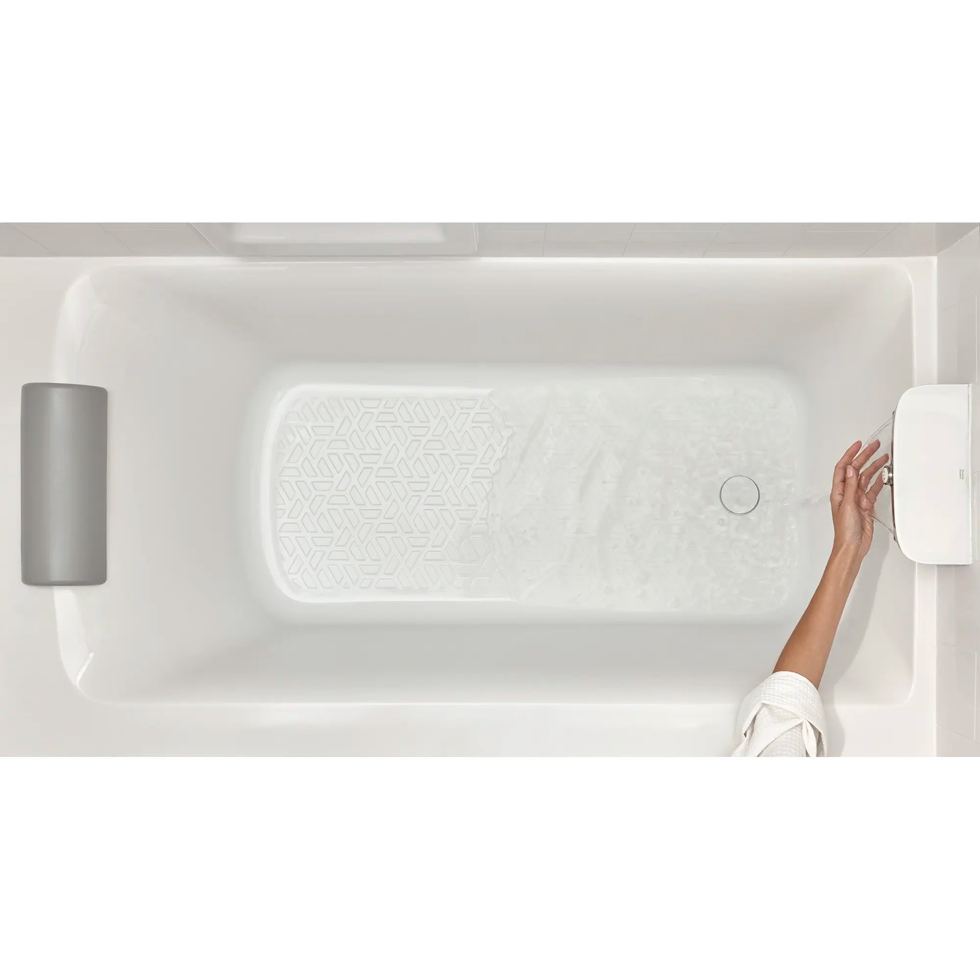 Salida en cascada para tina Aspirations™ // BRUSHED NICKEL // 232003_Aspirations_Lifestyle_2964102.020_7181000_8888116.295_0001_Nov2023_CDNwebp.webp