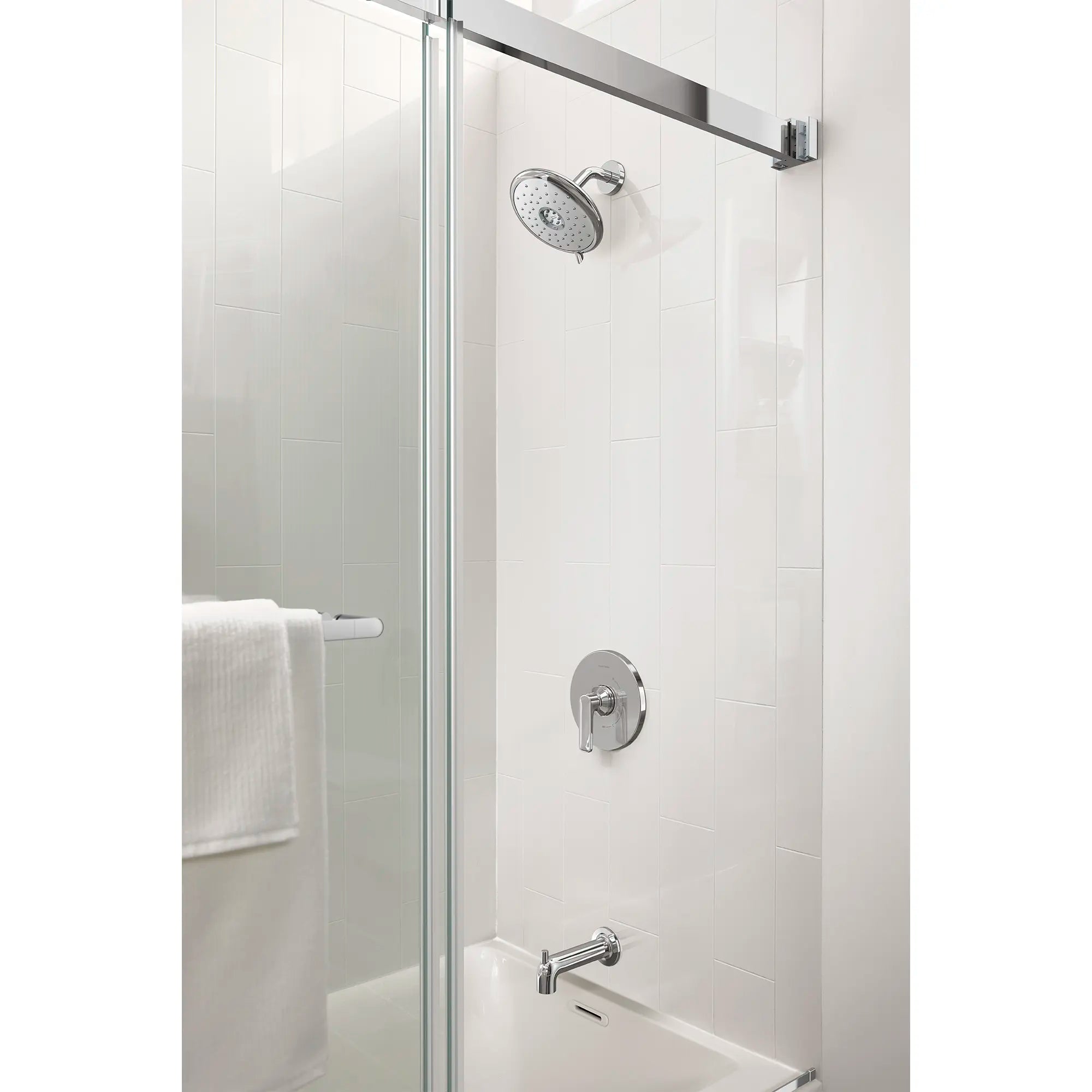 Kit de regadera con salida de tina Aspirations™ // TUB & SHOWER / CROMO // 233865_Aspirations_EnvironmentCloseUp_TU061508.002_AM00854400.213_2952BWT32.020_0001_Nov2023_CDNwebp_5a76c6c4-be85-4c00-bd04-4825cc170db2.webp