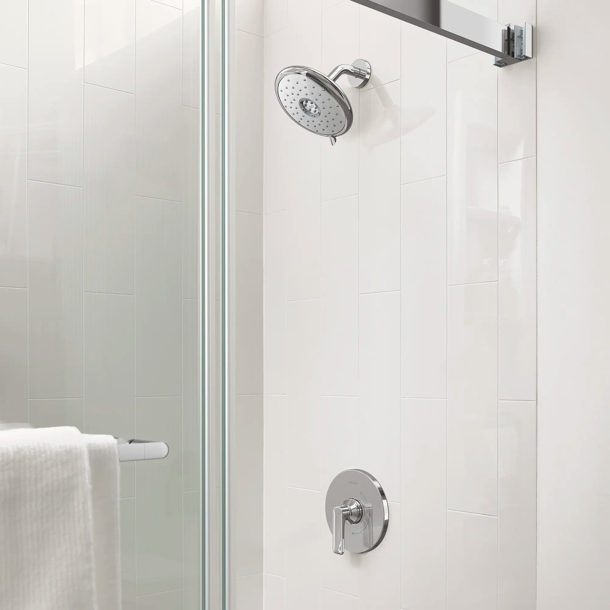 Kit de regadera con salida de tina Aspirations™ // TUB & SHOWER / CROMO // 233867_Aspirations_EnvironmentCloseUp_TU061508.002_AM00854400.213_2952BWT32.020_0002_Nov2023_CDNwebp_67a614e3-332b-4ade-a7a9-72d276edb337.webp