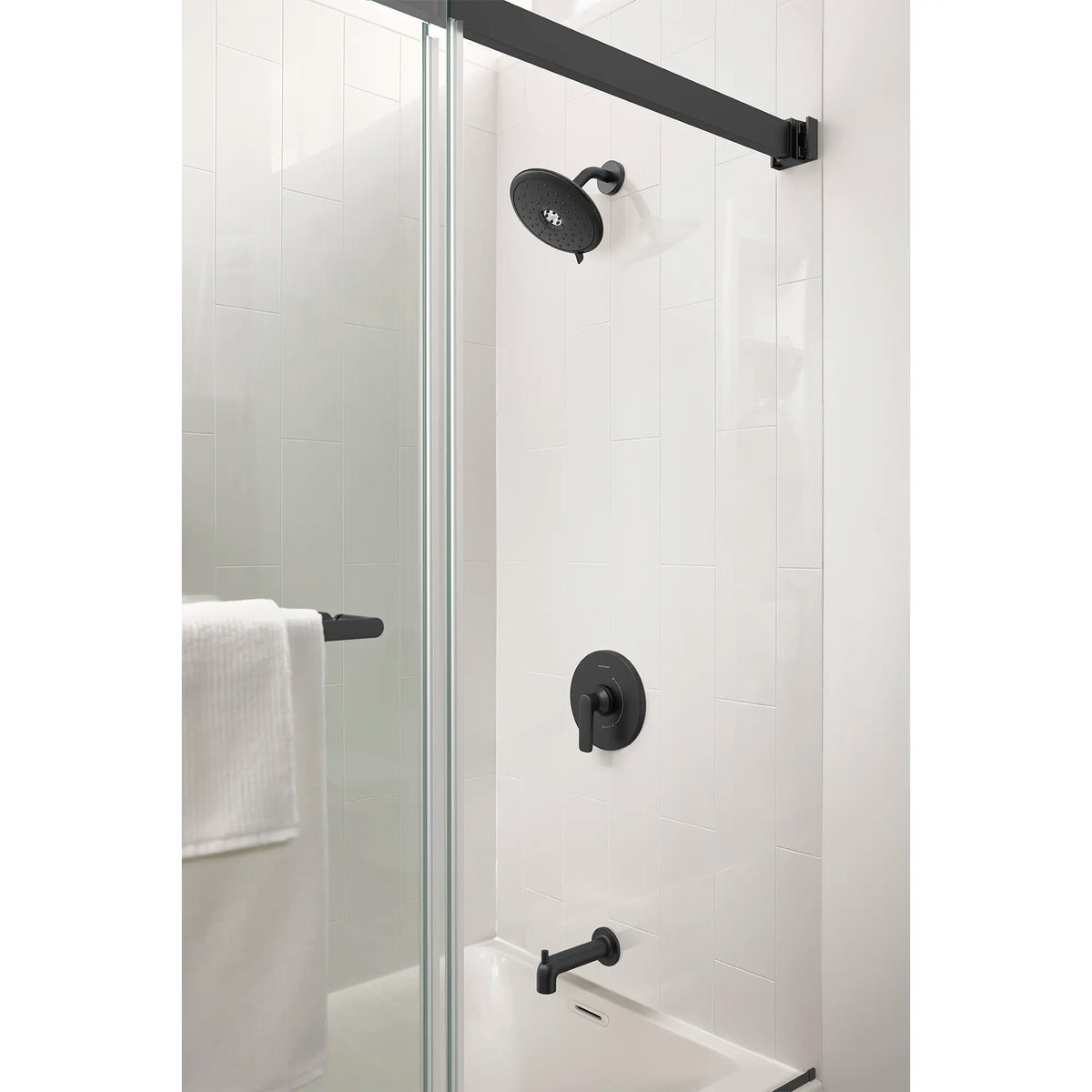 Kit de regadera con salida de tina Aspirations™ // NEGRO MATE // 233869_Aspirations_EnvironmentCloseUp_TU061508.243_AM00854400.243_2952BWT32.020_0001_Nov2023_CDNwebp.webp