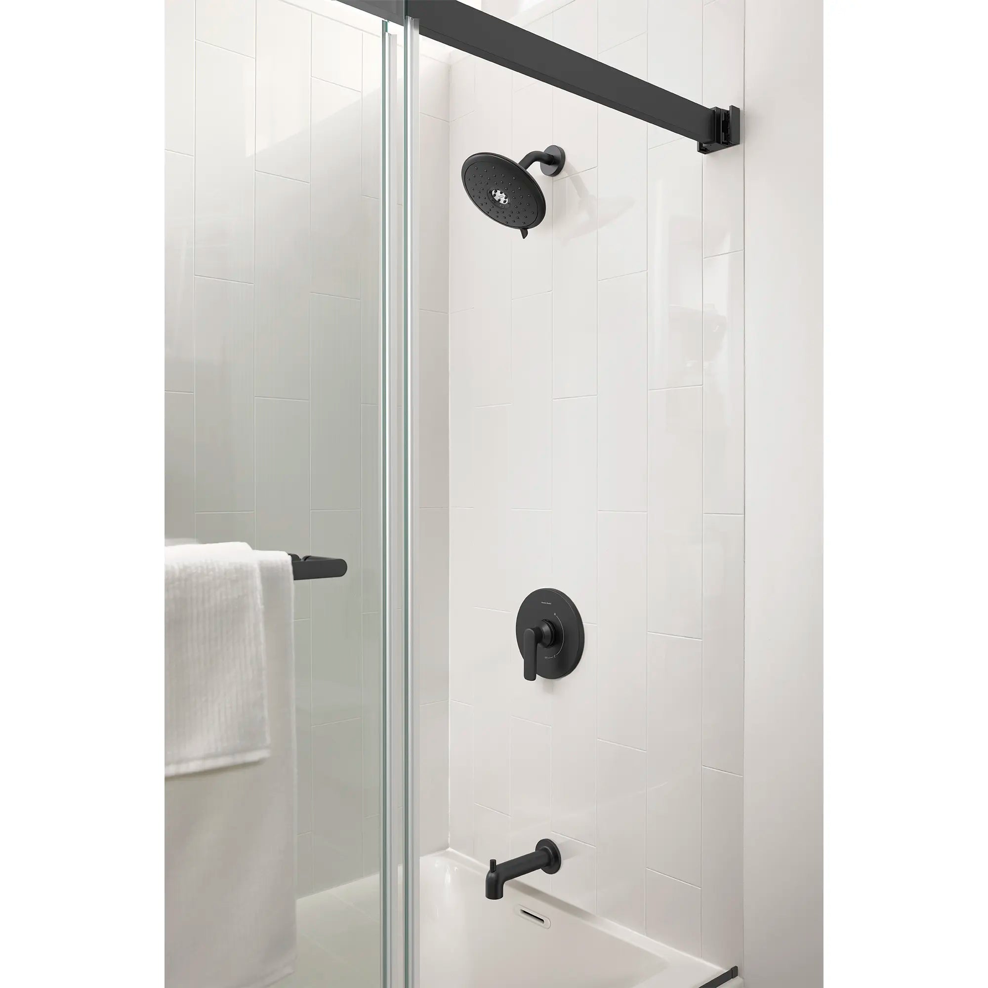 Kit de regadera con salida de tina Aspirations™ // TUB & SHOWER / NEGRO MATE // 233869_Aspirations_EnvironmentCloseUp_TU061508.243_AM00854400.243_2952BWT32.020_0001_Nov2023_CDNwebp_29e51ca4-61fb-4245-bfbe-efa9975c77e5.webp