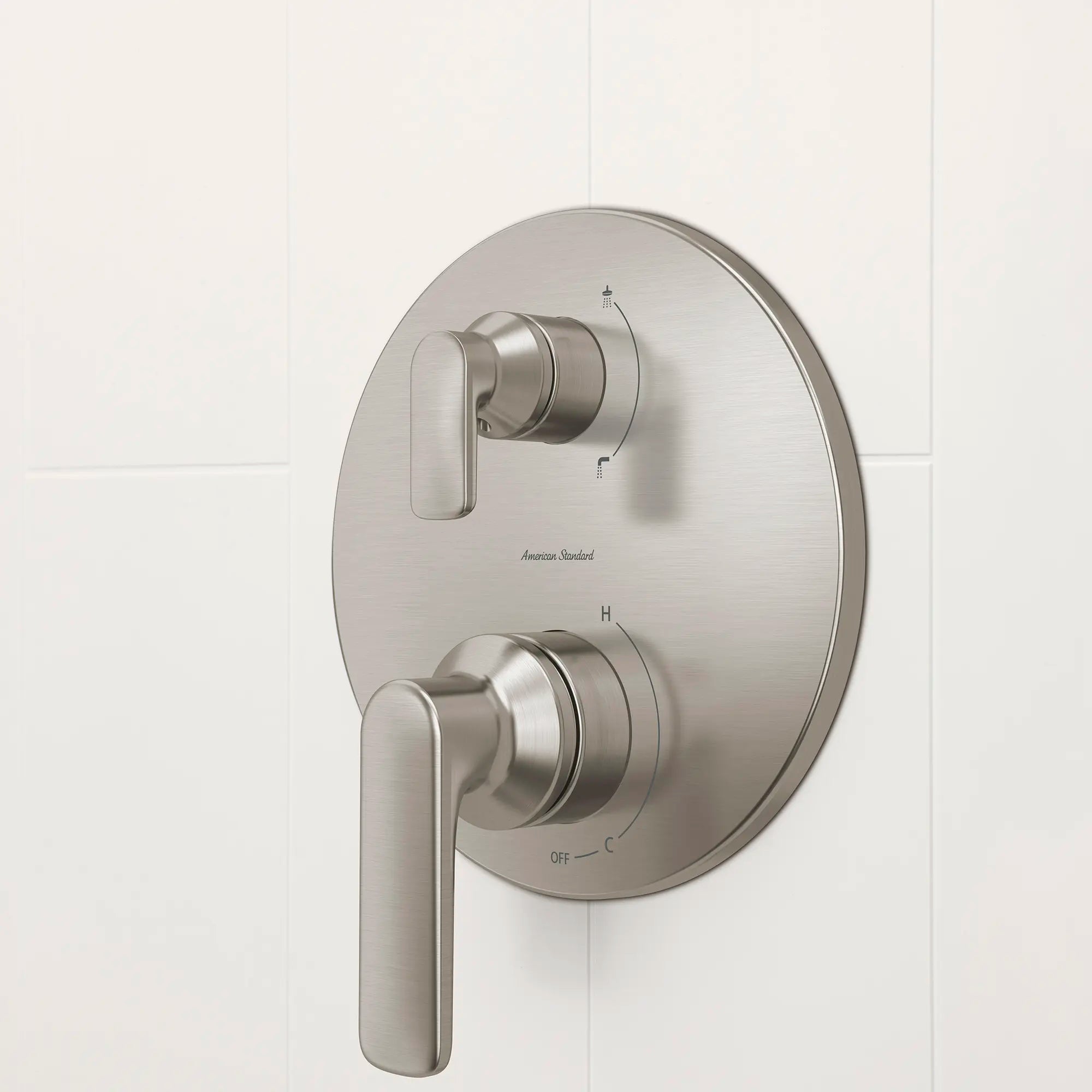 Monomando con desviador para regadera Aspirations™ // BRUSHED NICKEL // 233877_Aspirations_EnvironmentCloseUp_TU061740.295_0001_Nov2023_CDNwebp.webp