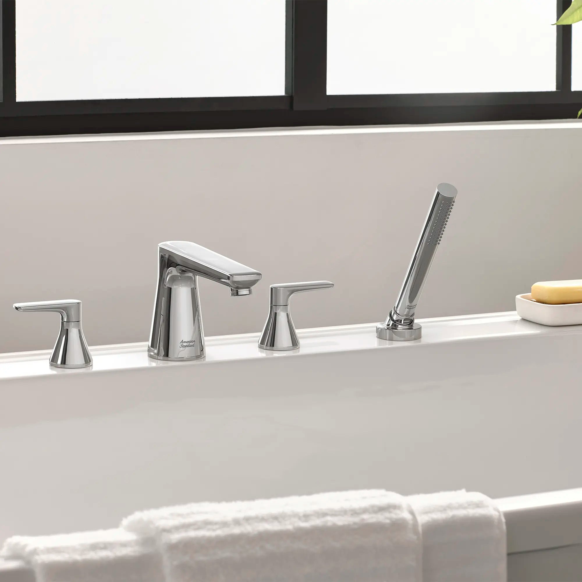 Duomando para tina Aspirations™ // POLISHED CHROME // 233894_Aspirations_EnvironmentCloseUp_T061901.002_0002_Nov2023_CDNwebp.webp