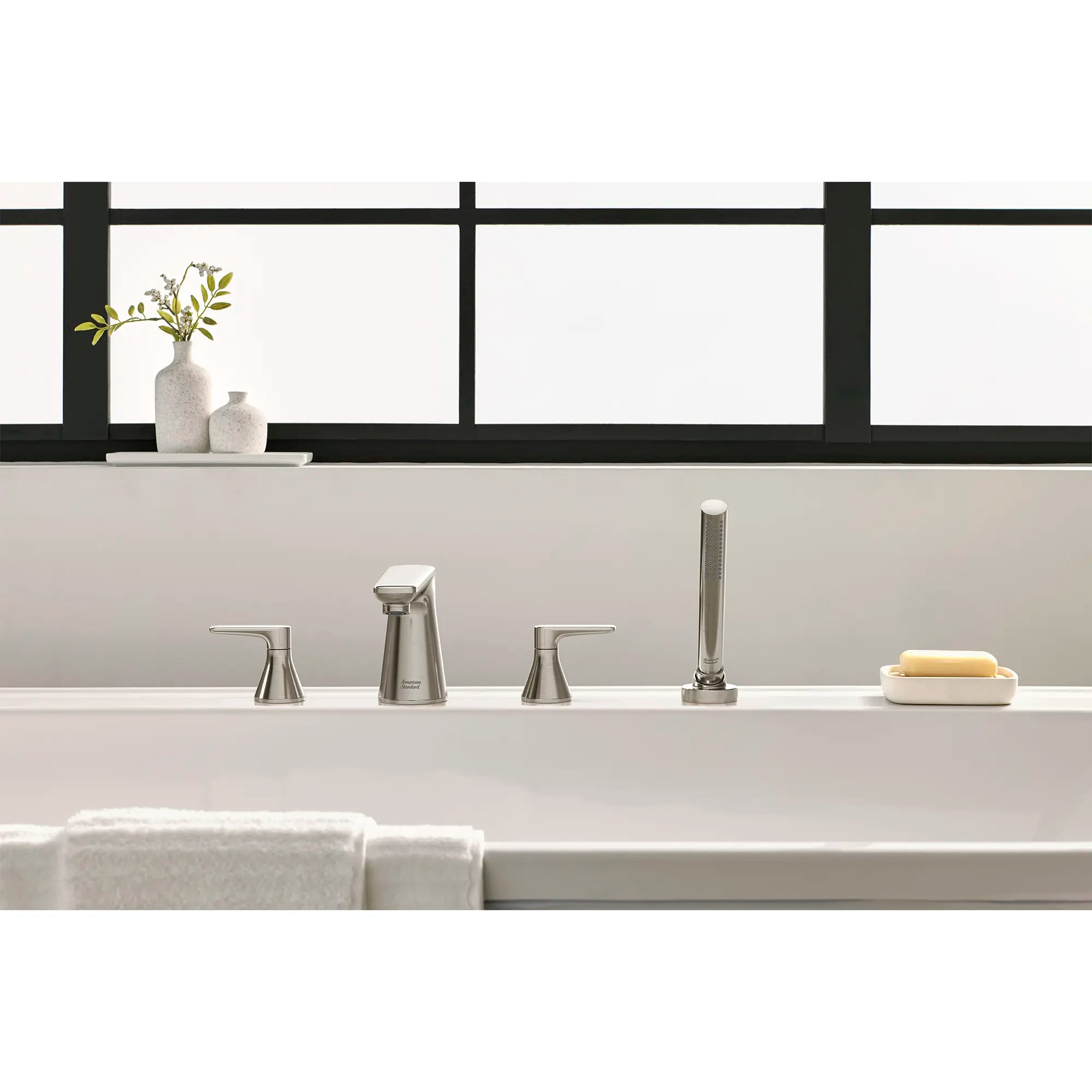 Duomando para tina Aspirations™ // BRUSHED NICKEL // 233896_Aspirations_EnvironmentCloseUp_T061901.295_0001_Nov2023_CDNwebp.webp