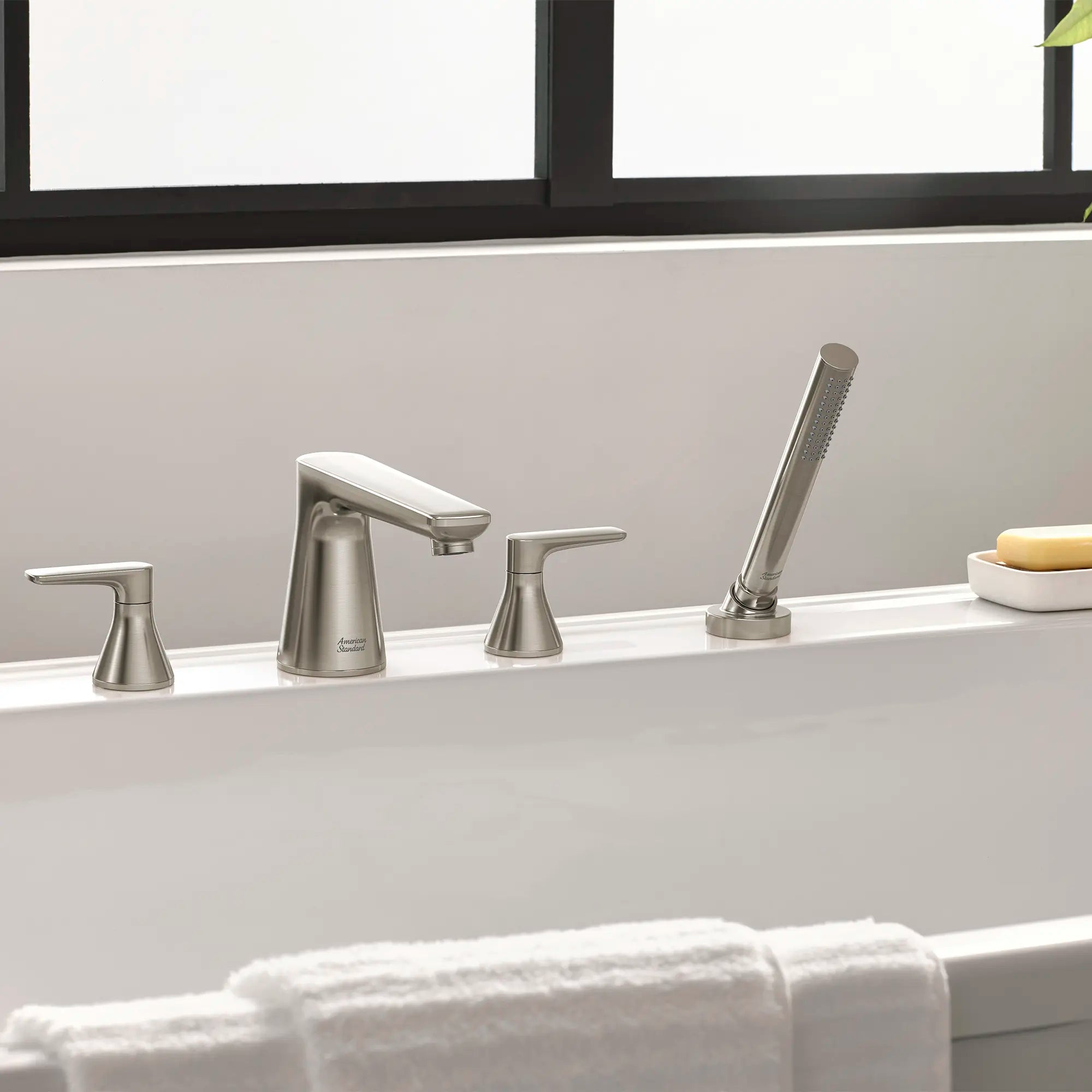Duomando para tina Aspirations™ // BRUSHED NICKEL // 233898_Aspirations_EnvironmentCloseUp_T061901.295_0002_Nov2023_CDNwebp.webp