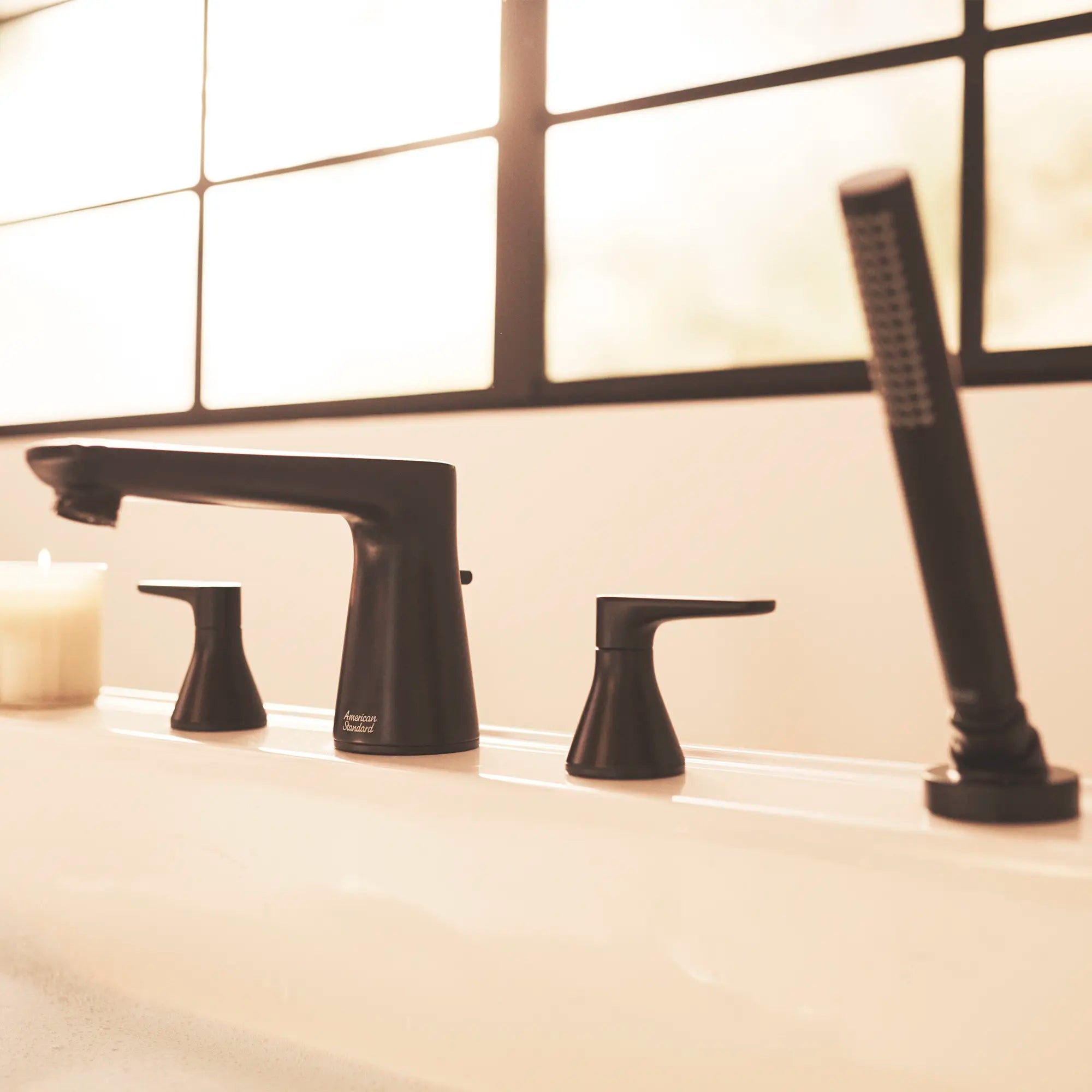 Duomando para tina Aspirations™ // NEGRO MATE // 234022_Aspirations_EnvironmentCloseUp_T061901.243_0001_Dec2023_CDNwebp.webp