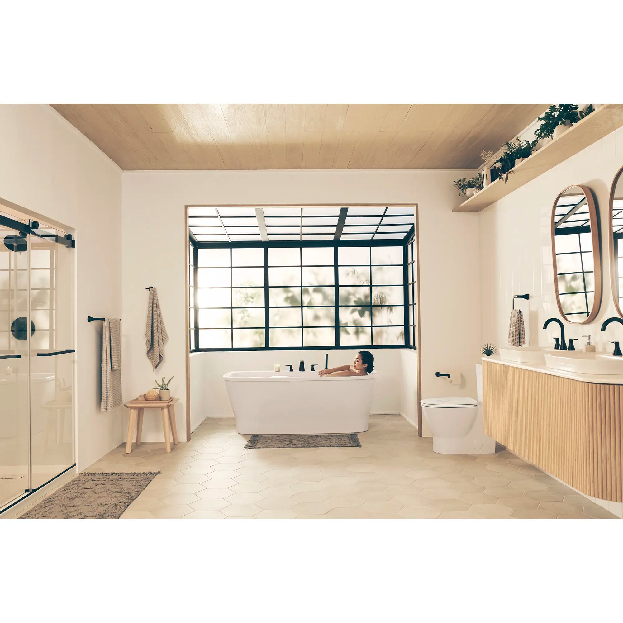 Kit de regadera Aspirations™ // SHOWER / NEGRO MATE // 234046_Aspirations_Lifestyle_7061190.243_TU061507.243_1721001.020_AM00854400.243_A8020T-RHO.020_0001_Dec2023_CDNwebp.webp