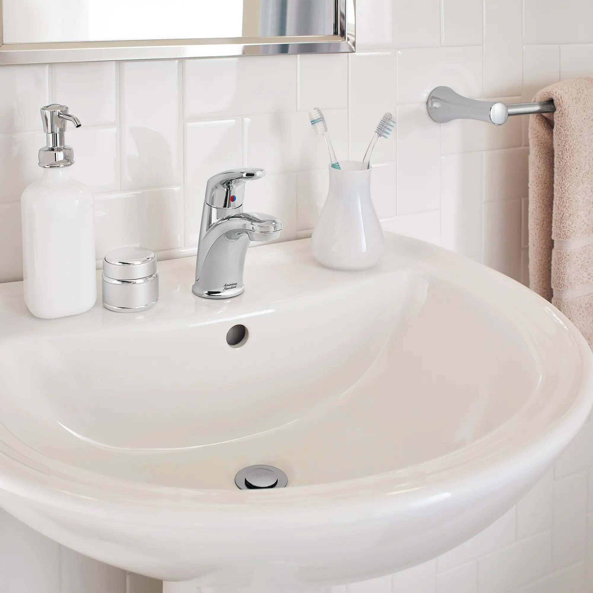 Monomando para lavabo Colony® Pro // CROMO // 234057_ColonyPro_EnvironmentCloseUp_7075100.002_0001_Dec2023_CDNwebp.webp