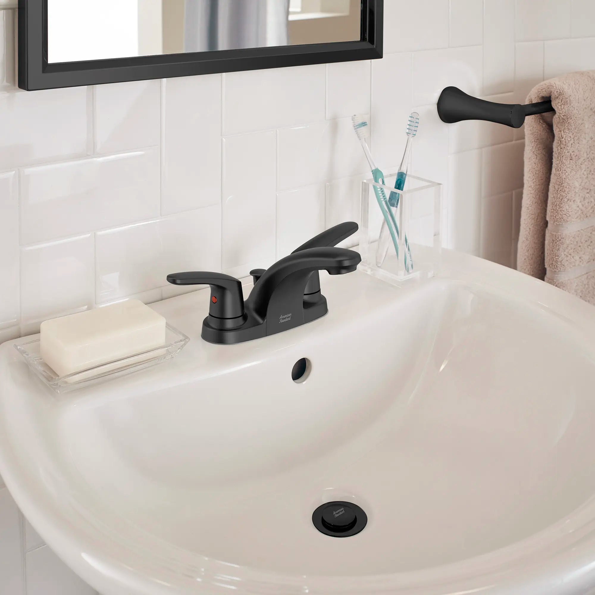 Duomando para lavabo Colony® Pro // MATTE BLACK // 244021_ColonyPro_EnvironmentCloseUp_7075200.243_0001_APRIL2024_CDNwebp_a7e3a893-2552-43ad-b480-f24c7ccbcd76.webp