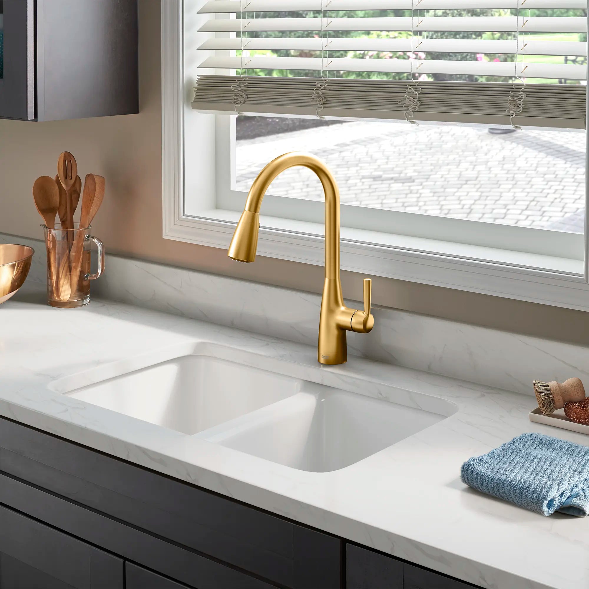 Mezcladora monomando Fairbury 2S // BRUSHED COOL SUNRISE // 277048_Fairbury_EnvironmentCloseUp_7418300GN0_0001_OCTOBER2025_0_CDNwebp.webp