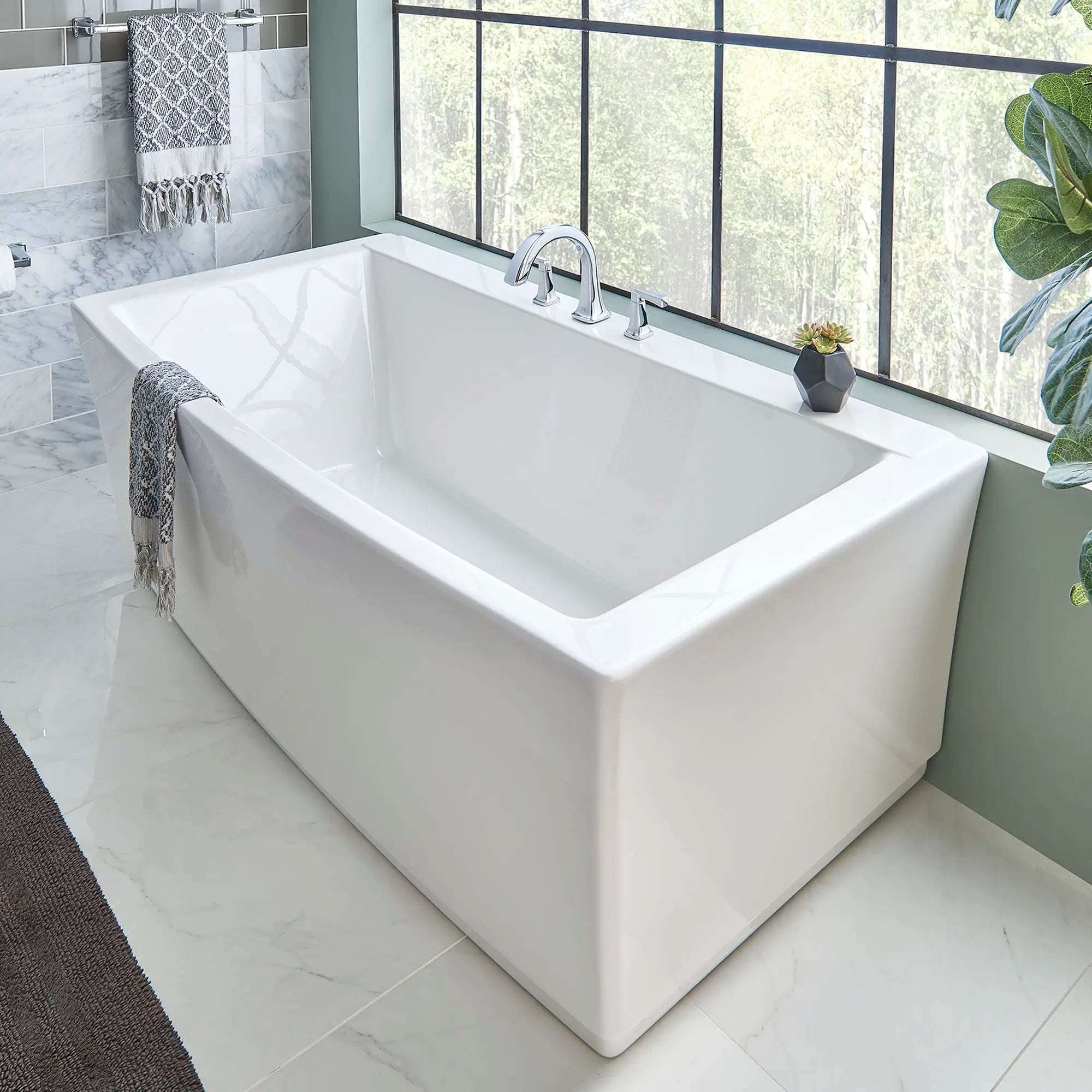 Tina Freestanding Townsend® de 1728 x 915 mm desagüe central con desbordamiento integrado // BLANCO // 41019_B-2691004020_CDNwebp.webp