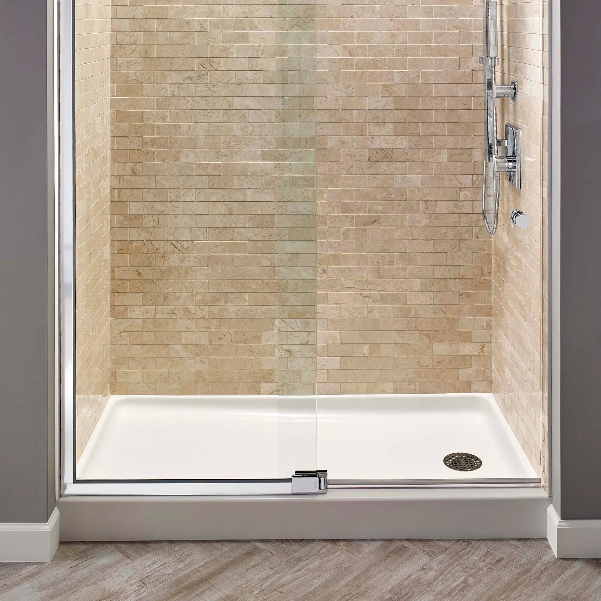 Base de regadera Studio con desagüe derecho de 1524 x 813 mm // BLANCO ÁRTICO // 71559_B-2946STR011_04_CDNwebp.webp